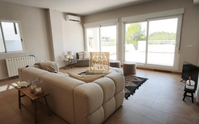 Beautiful, fully refurbished apartment with spacious terraces.